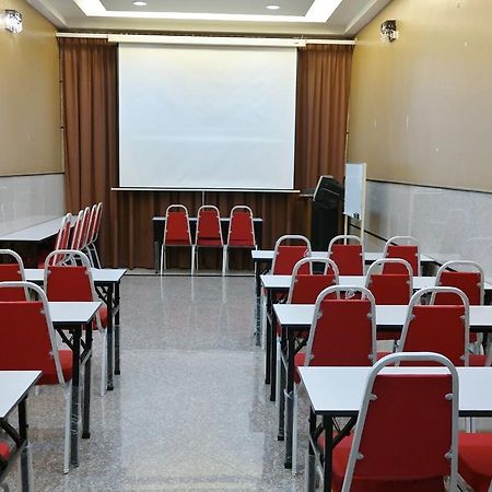 Family Hotel Кланг Екстериор снимка