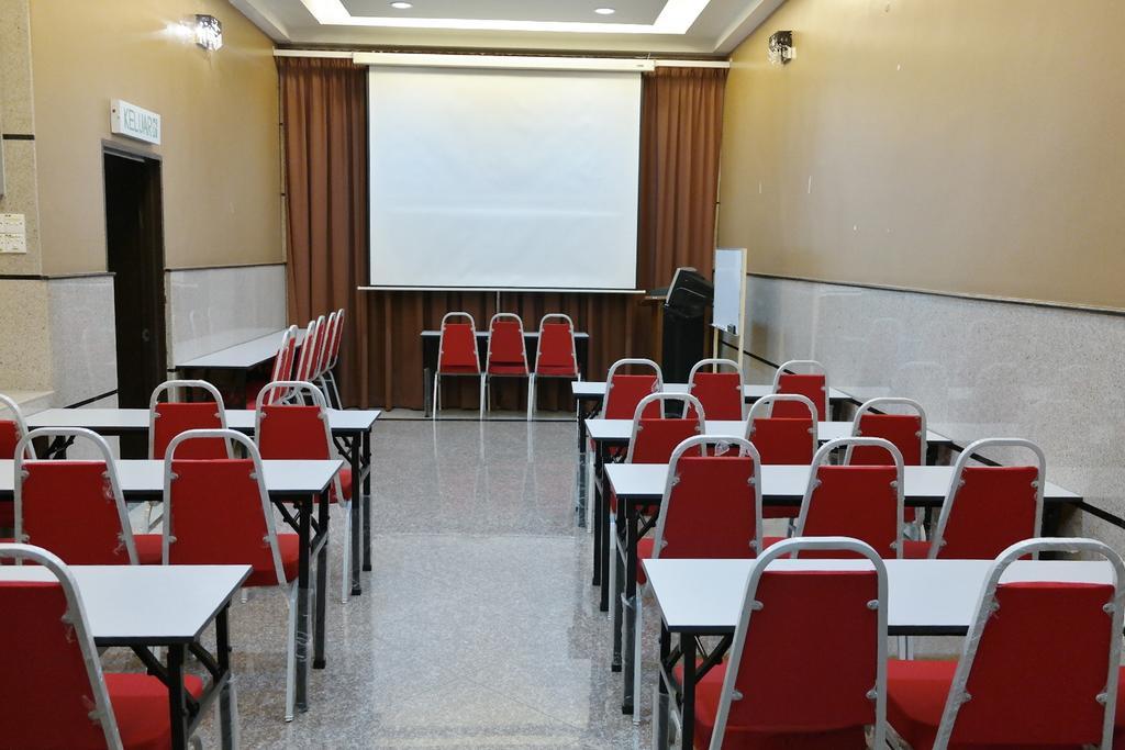 Family Hotel Кланг Екстериор снимка