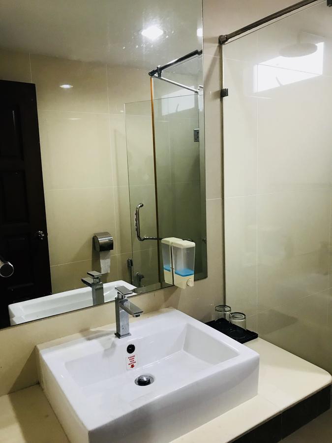 Family Hotel Кланг Екстериор снимка