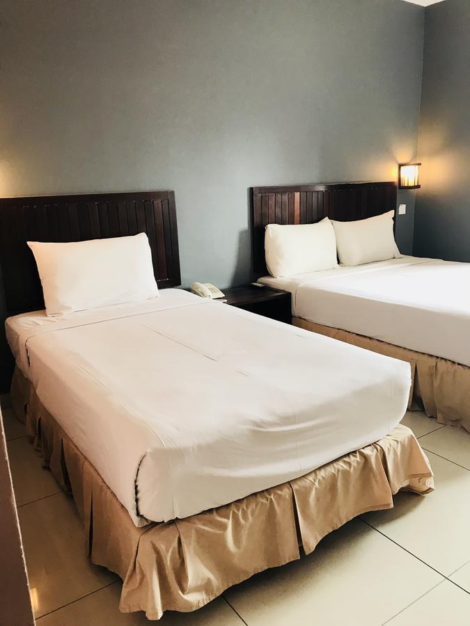 Family Hotel Кланг Екстериор снимка