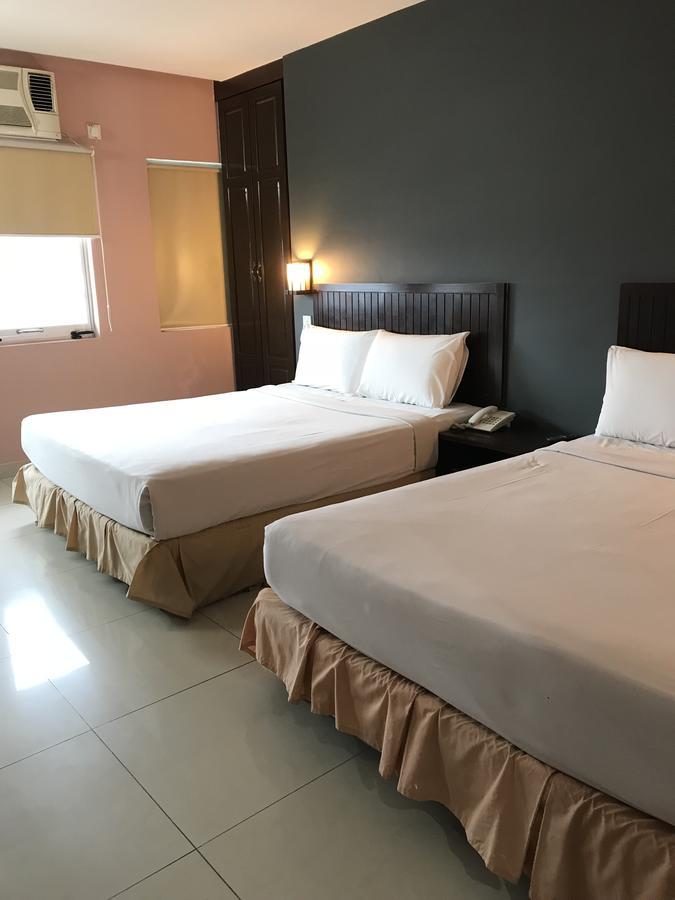 Family Hotel Кланг Екстериор снимка