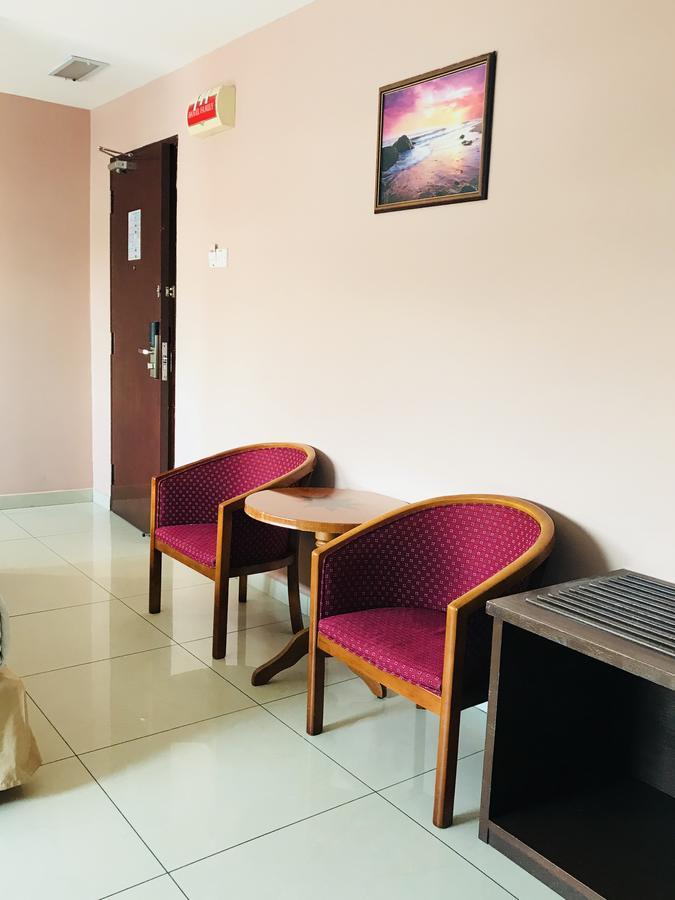 Family Hotel Кланг Екстериор снимка
