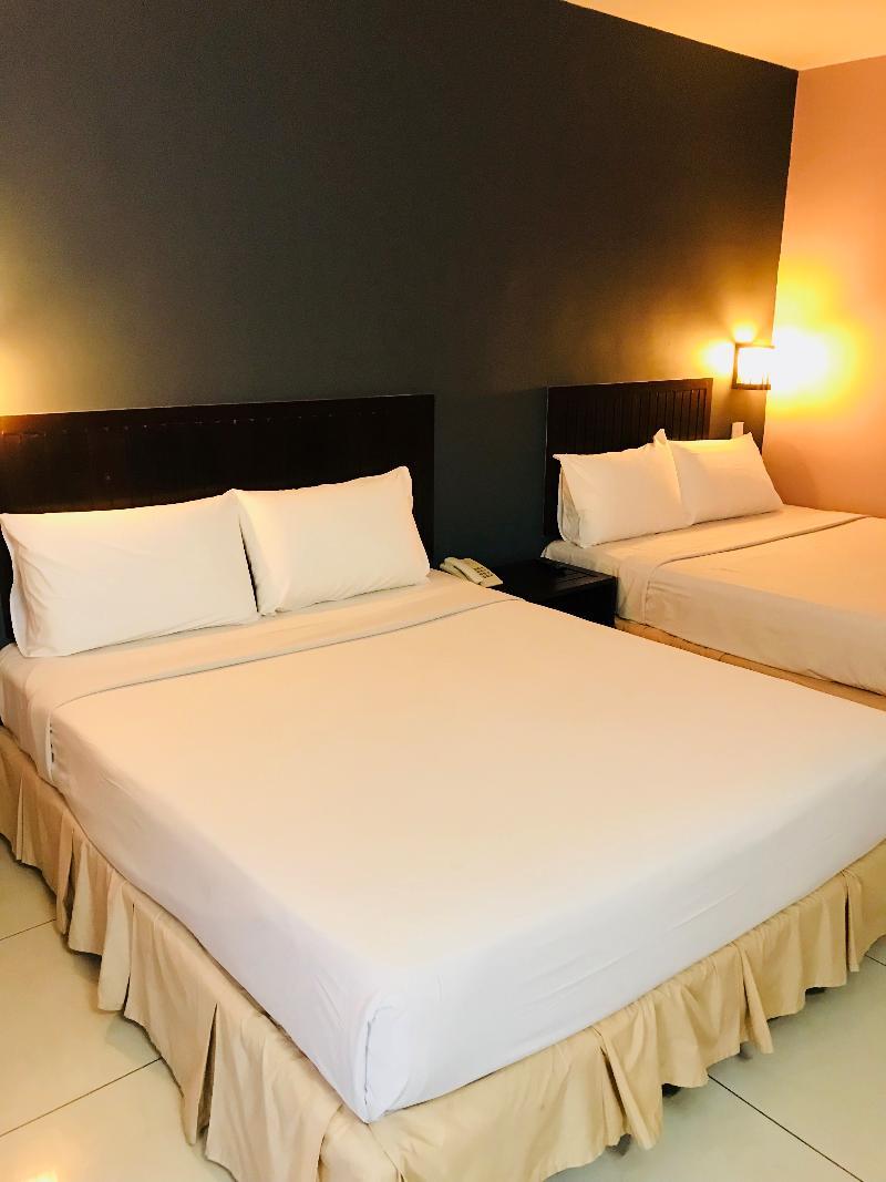 Family Hotel Кланг Екстериор снимка