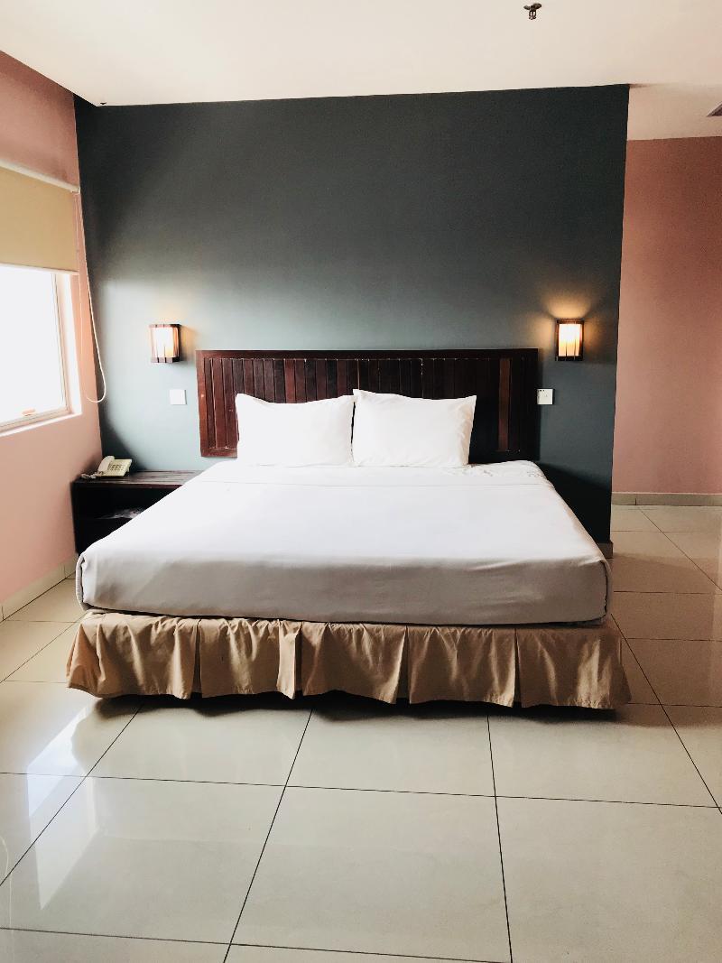 Family Hotel Кланг Екстериор снимка