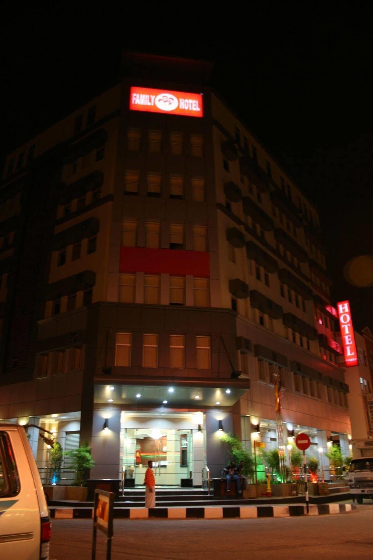 Family Hotel Кланг Екстериор снимка