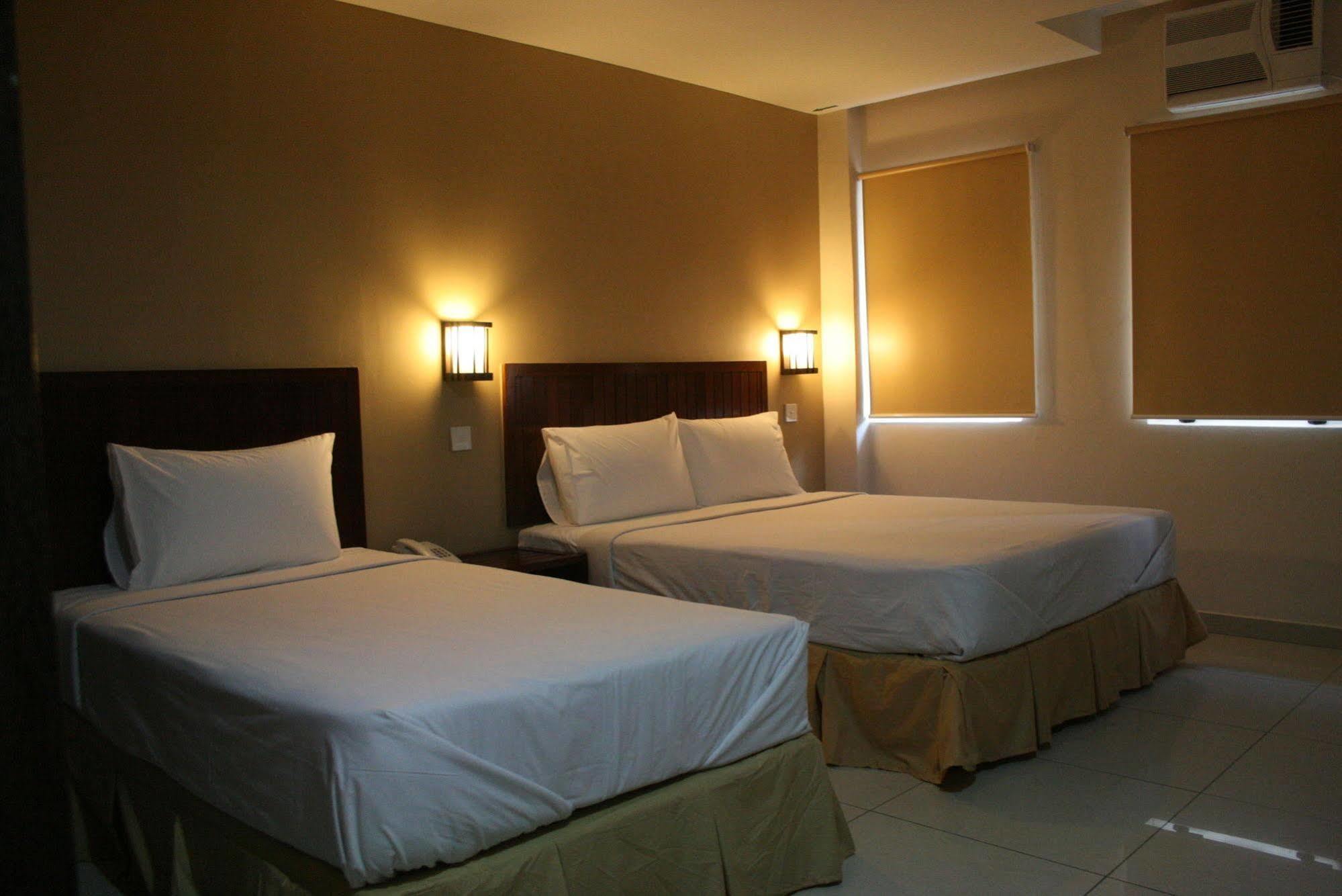 Family Hotel Кланг Екстериор снимка