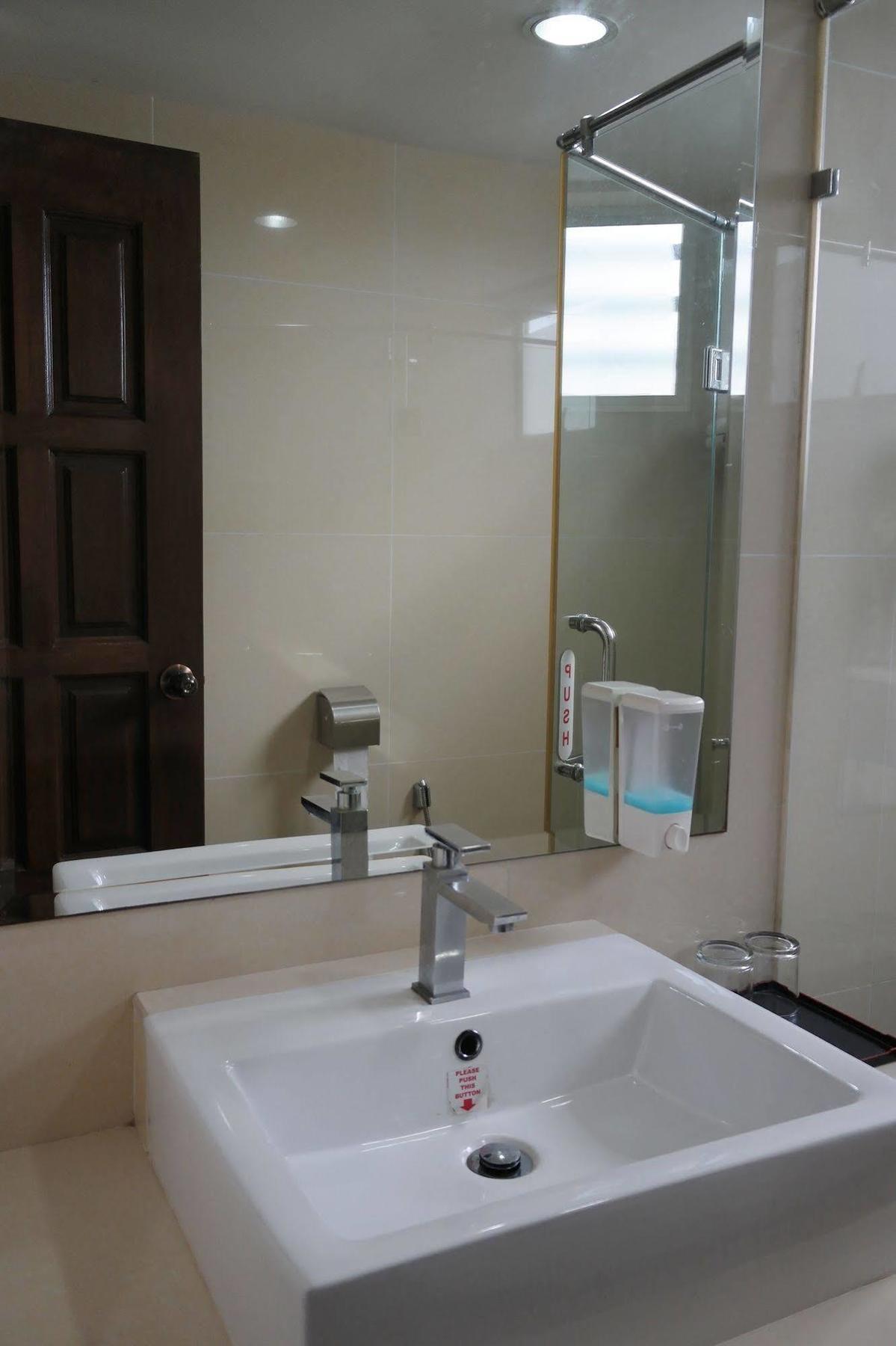 Family Hotel Кланг Екстериор снимка