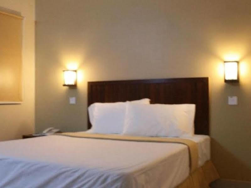 Family Hotel Кланг Екстериор снимка