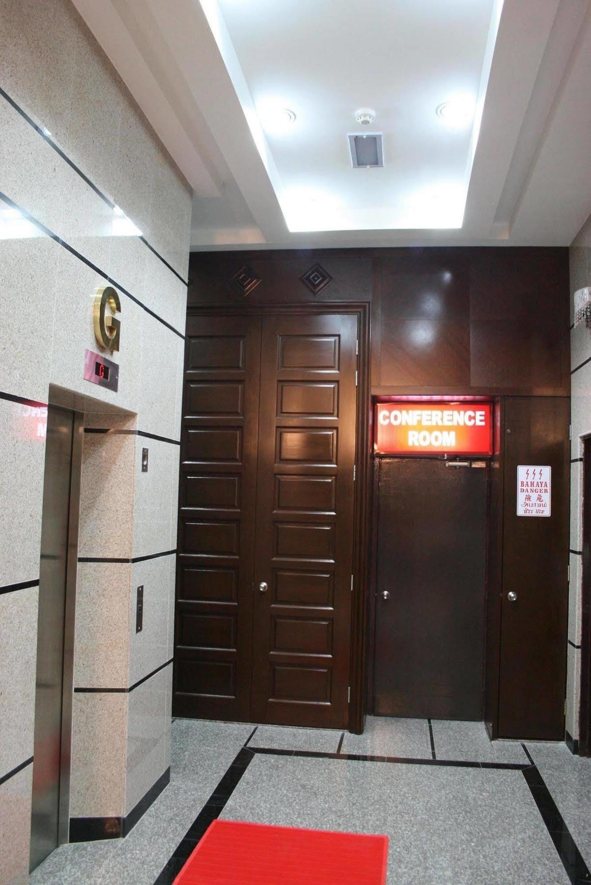 Family Hotel Кланг Екстериор снимка
