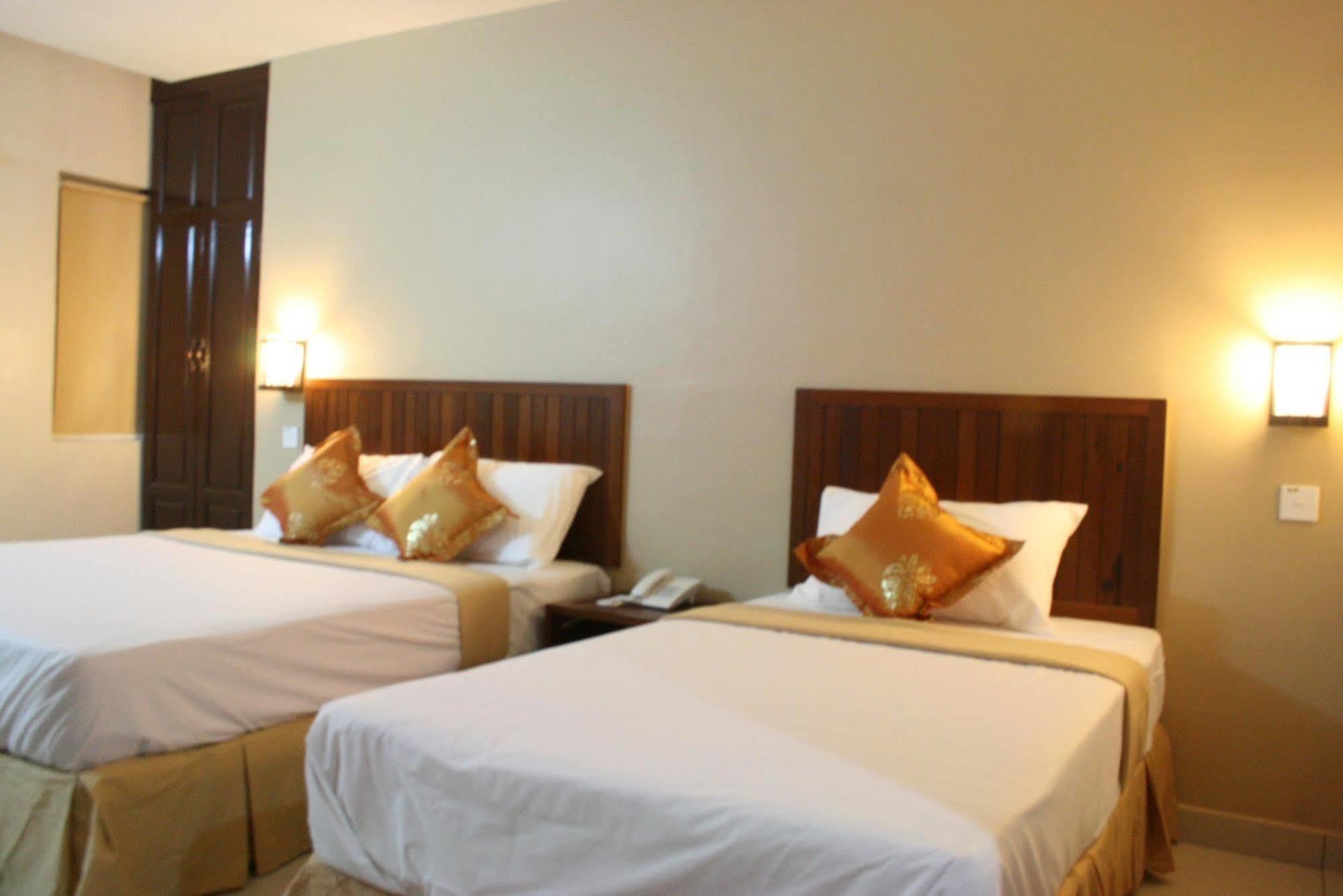 Family Hotel Кланг Екстериор снимка