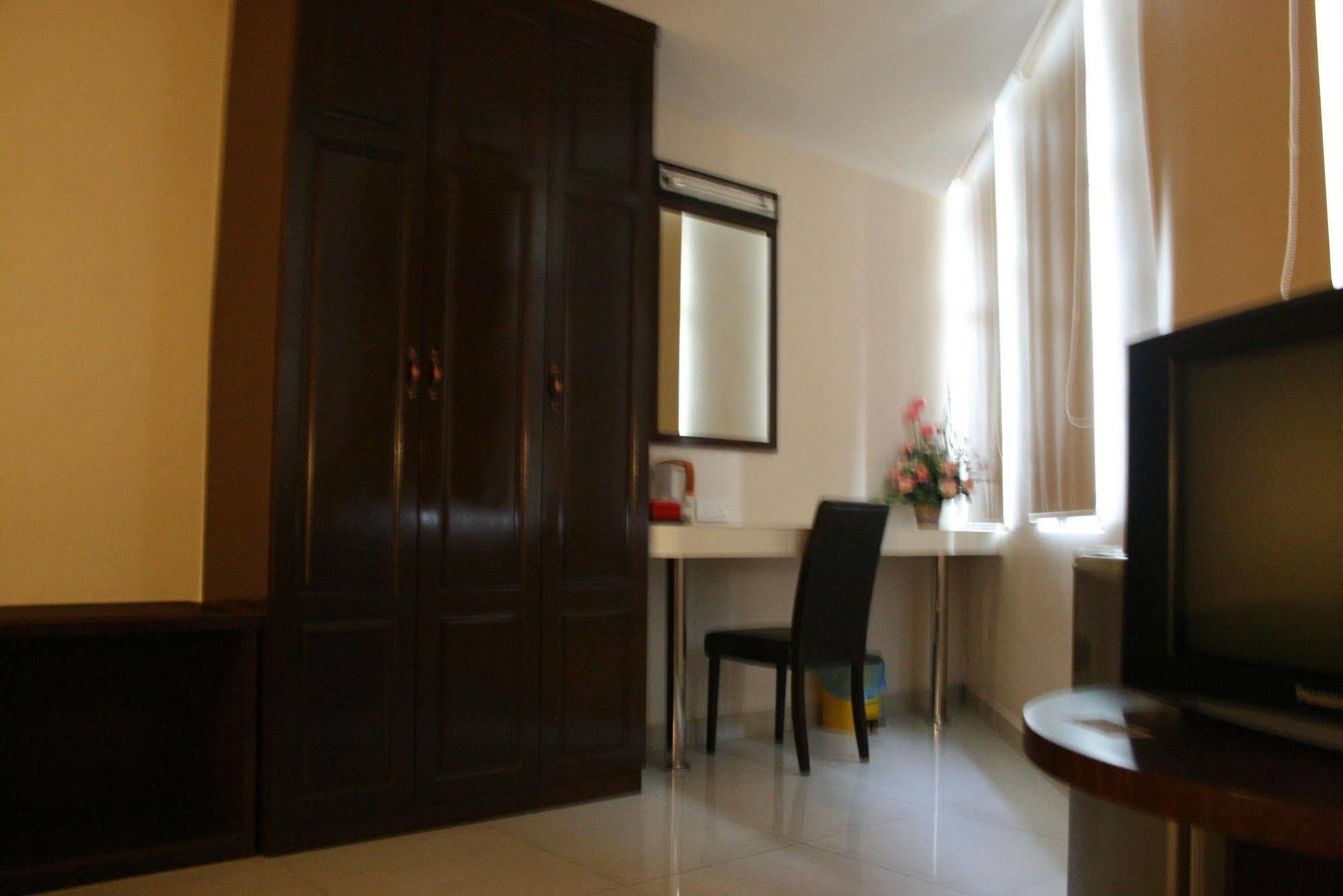 Family Hotel Кланг Екстериор снимка