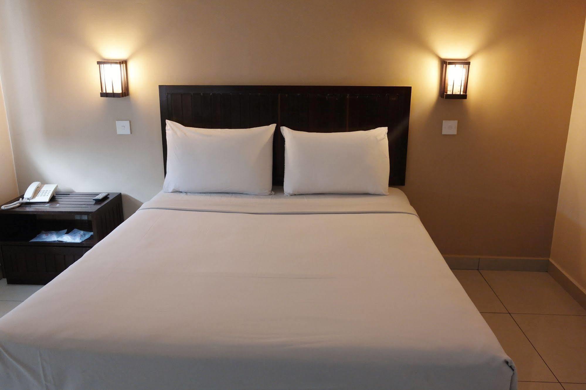 Family Hotel Кланг Екстериор снимка