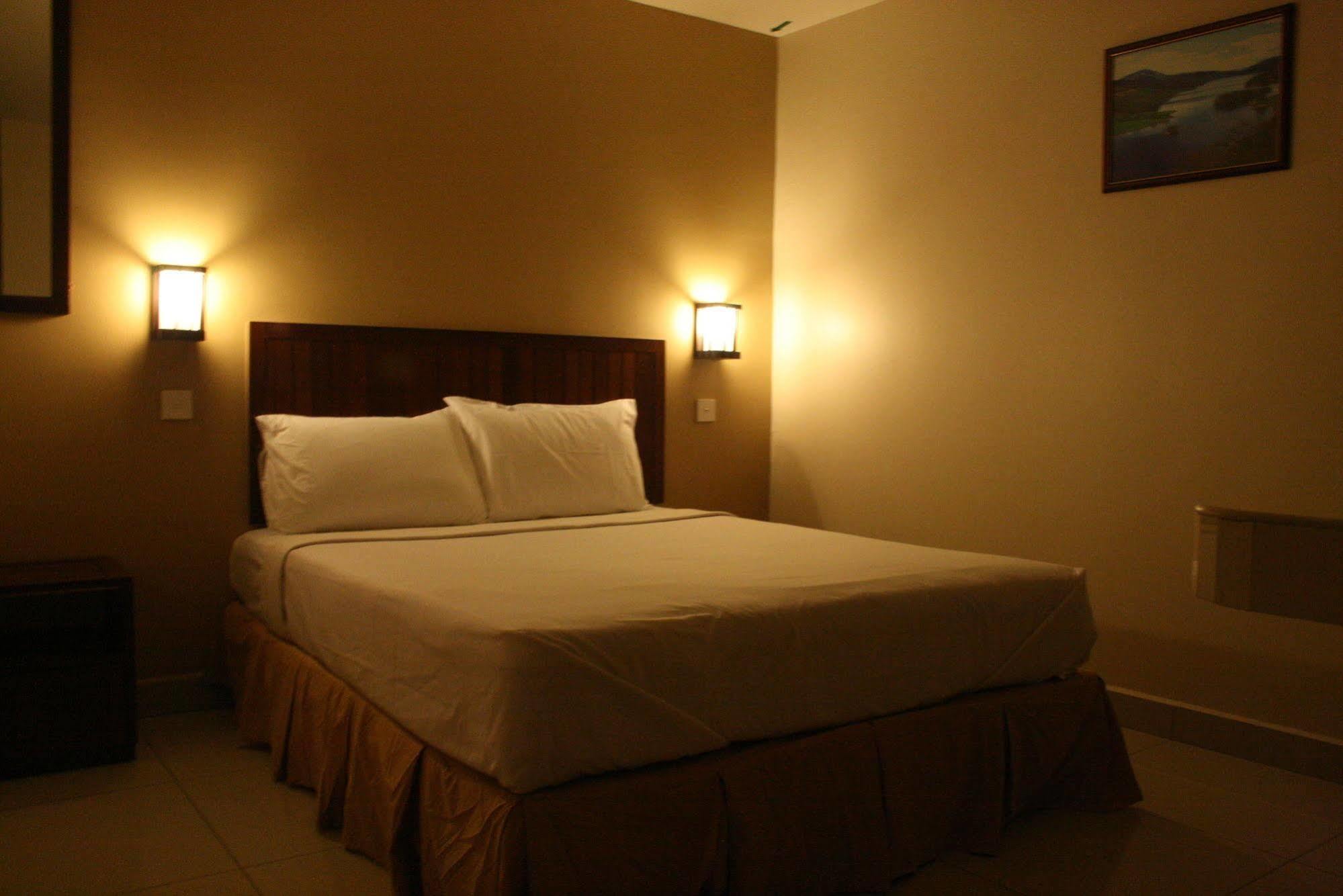 Family Hotel Кланг Екстериор снимка