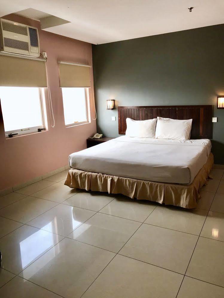 Family Hotel Кланг Екстериор снимка