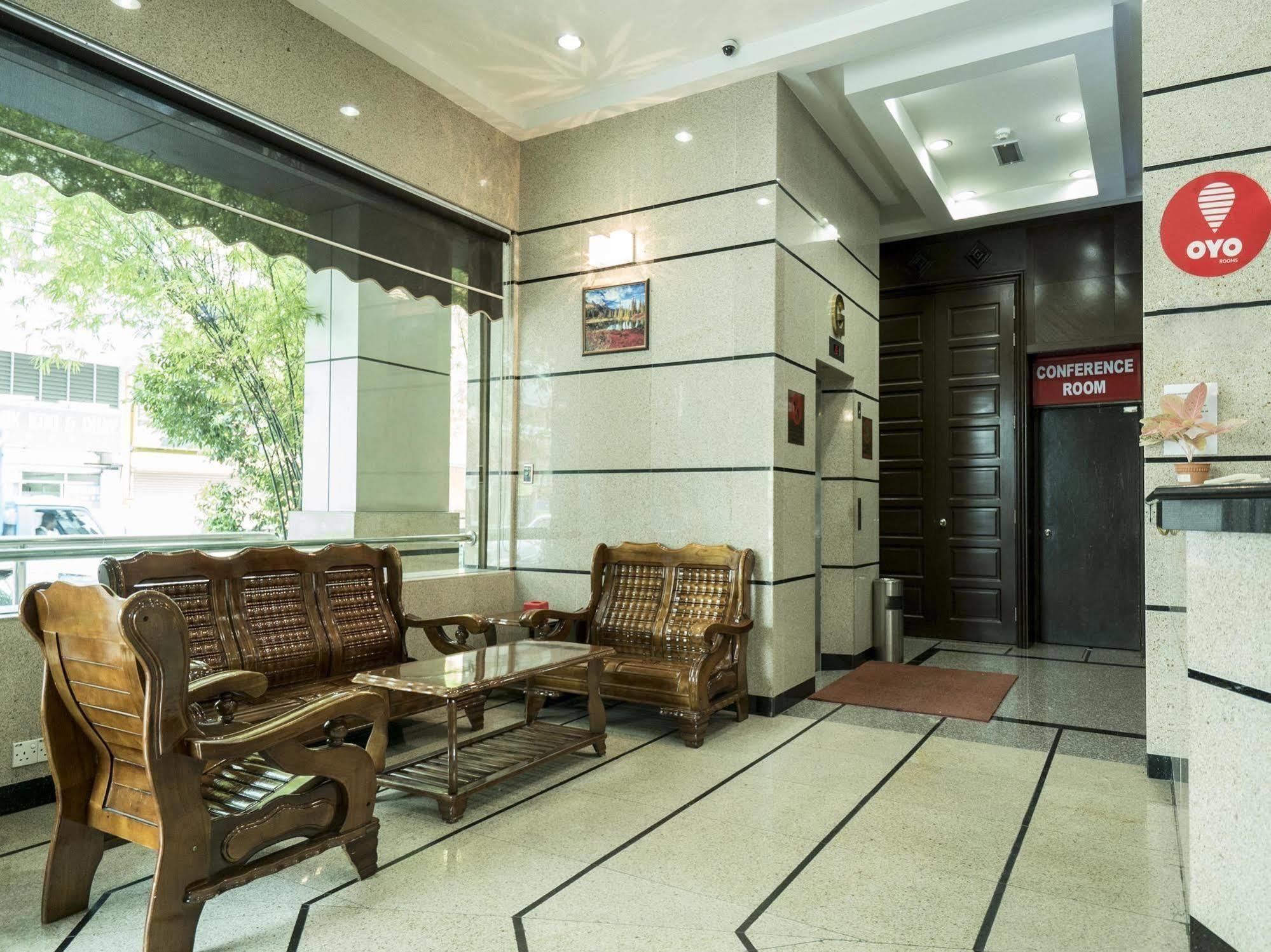 Family Hotel Кланг Екстериор снимка