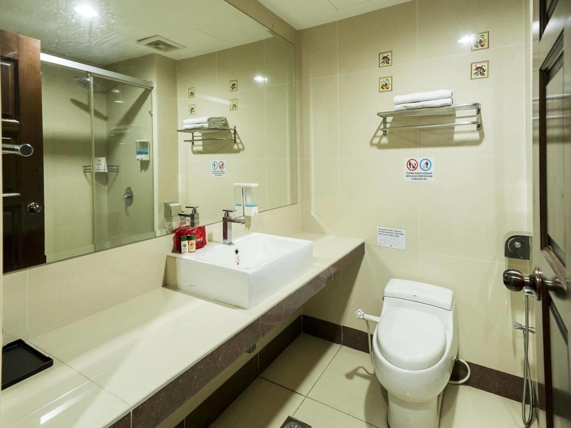 Family Hotel Кланг Екстериор снимка