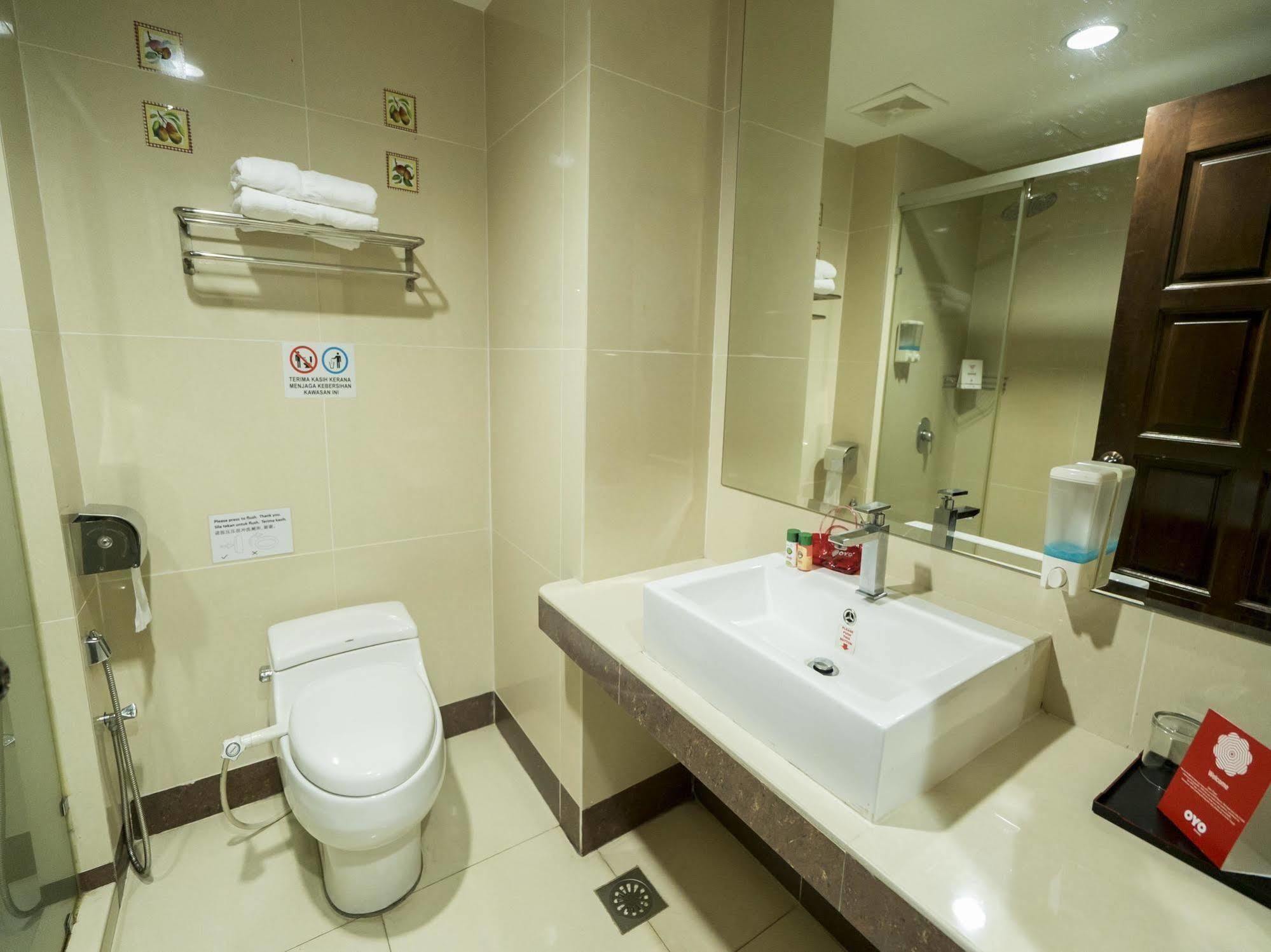 Family Hotel Кланг Екстериор снимка