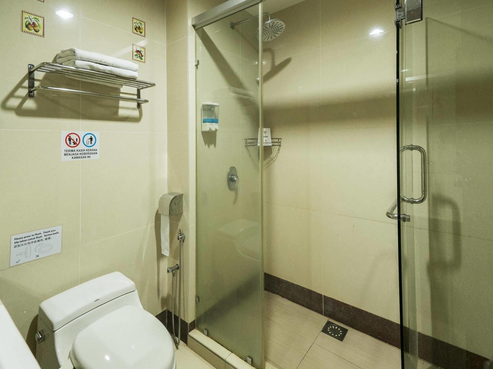 Family Hotel Кланг Екстериор снимка