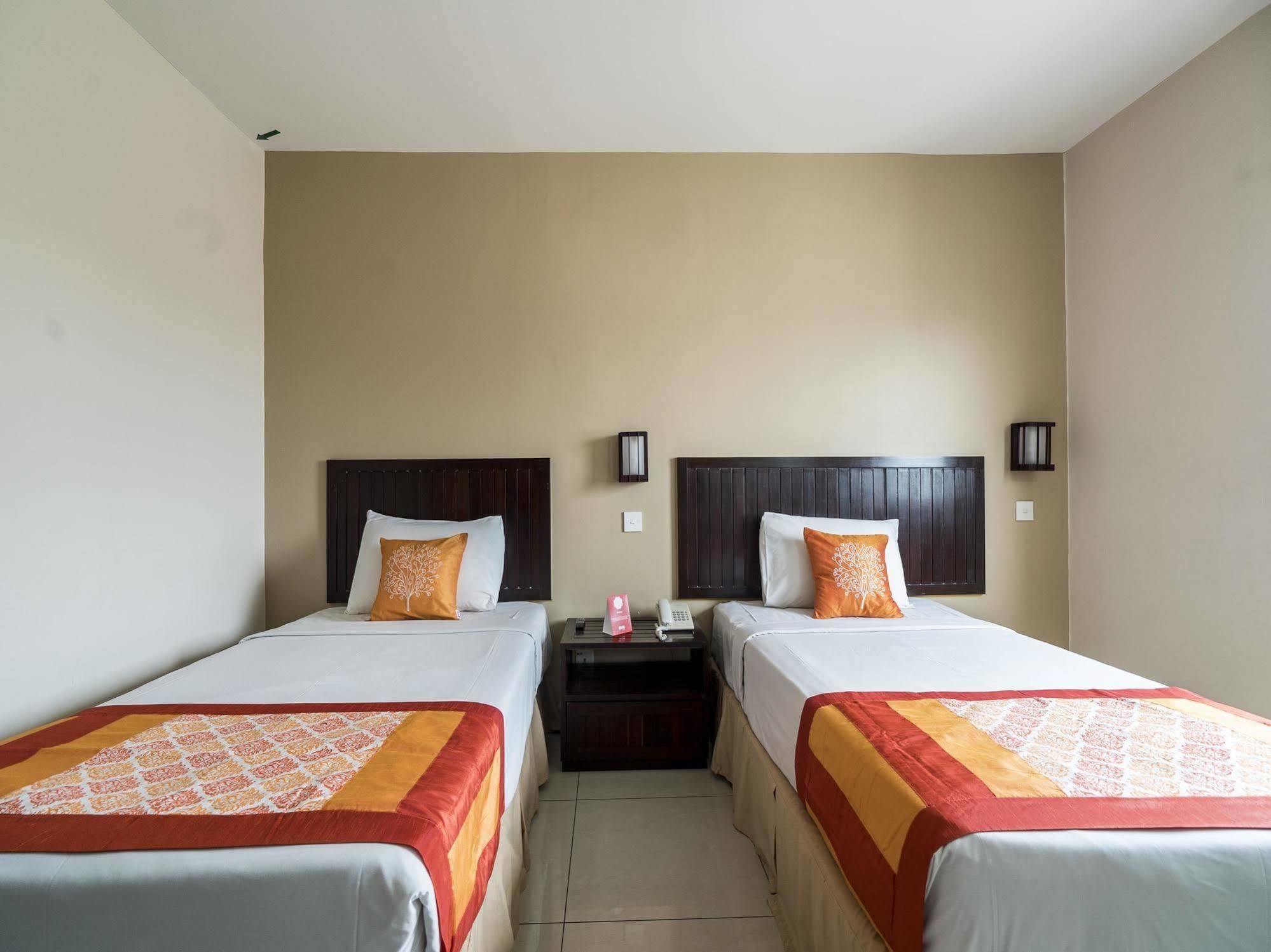 Family Hotel Кланг Екстериор снимка