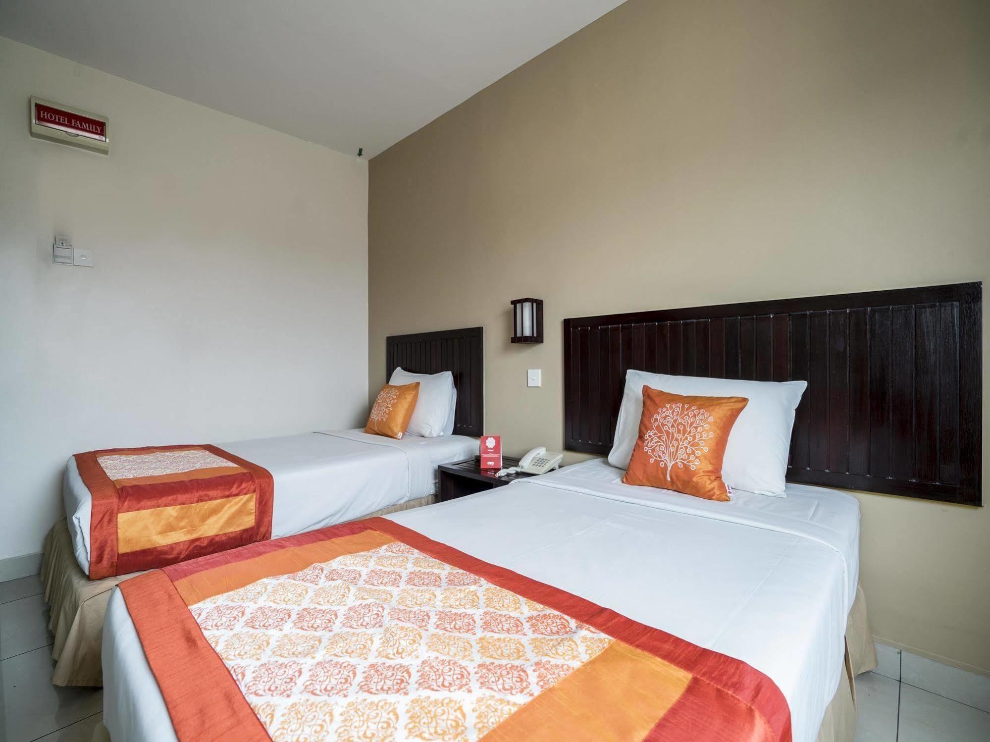Family Hotel Кланг Екстериор снимка