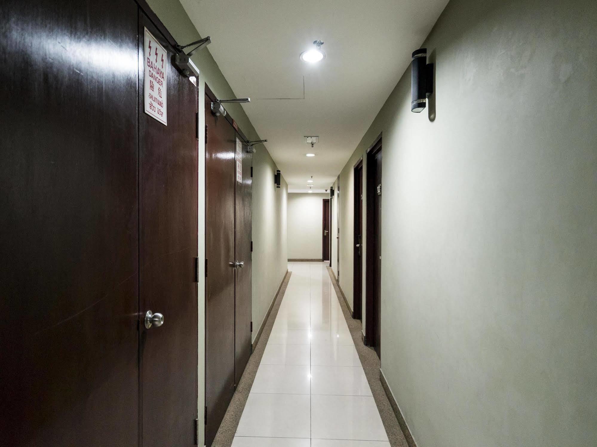 Family Hotel Кланг Екстериор снимка
