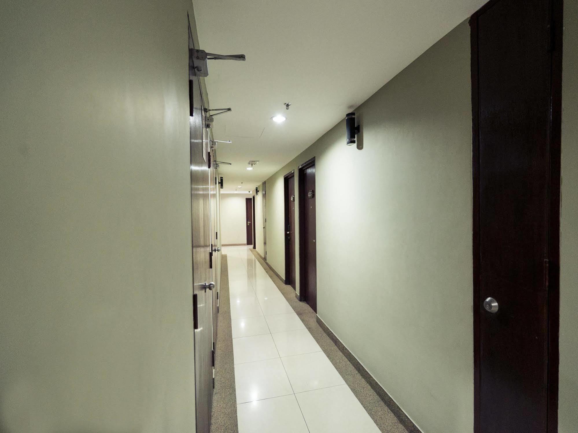 Family Hotel Кланг Екстериор снимка